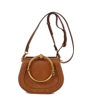 Chloe Bolsas Nile Crossbody  Bolso bandolera en Marrón Caramelo Piel de becerro y Oro hardware. El producto está en en Perfectas Condiciones (AA).
  Dimensiones: 20x7x6 cm 
  Accesorios incluidos: "Strap, Card, Booklet"
    
  BrandCo Paris encuentra artículos raros y en las mejores condiciones a precios increíbles. ¡Vale la pena tener paciencia! Compra con confianza: todos los artículos de BrandCo Paris son seleccionados y autenticados cuidadosamente por nuestro equipo de expertos.
  Todos los artículos vienen con un certificado de autenticidad y un embalaje entregado por BrandCo Paris.
  Tabla de clasificación de la condición del artículo
  N (como nuevo)
  AA (perfecto estado)
  A (excelente estado)
  AB (muy buen estado)
  B (bueno/regular)
