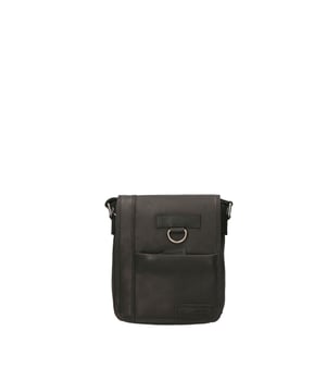 Bolso bandolera para hombre. El cierre es con cremallera. Los bolsillos internos son uno con cremallera. Los bolsillos externos son uno delantero con cremallera y otro trasero con cremallera. La bandolera es ajustable en piel. Falta el mango. Hay un compartimento interno. El material exterior es auténtica piel de vacuno. Internamente está forrado en poliéster. Medidas: 20x25x6 cm. Producto de moda