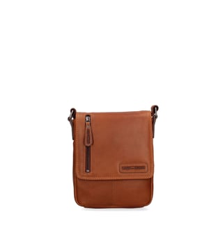 Bolso bandolera para hombre. El cierre es con cremallera. Los bolsillos internos son uno con cremallera y otro abierto. Los bolsillos externos son dos delanteros con cremallera y uno trasero con cremallera. La bandolera es ajustable en piel. Falta el mango. Hay un compartimento interno. El material exterior es auténtica piel de becerro engrasada. Internamente está forrado en tejido 70% algodón - 30% poliéster. Medidas: 26x30x8 cm. Producto de moda