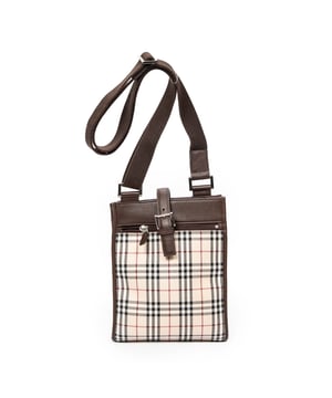 Burberry Bolsas Small Front Zip Crossbody  Bolso bandolera en Beige/Marrón Lienzo y Plata hardware. El producto está en en Excelentes Condiciones (A).
  Dimensiones: 19x23x4 cm 
  Accesorios incluidos: 
    
  BrandCo Paris encuentra artículos raros y en las mejores condiciones a precios increíbles. ¡Vale la pena tener paciencia! Compra con confianza: todos los artículos de BrandCo Paris son seleccionados y autenticados cuidadosamente por nuestro equipo de expertos.
  Todos los artículos vienen con un certificado de autenticidad y un embalaje entregado por BrandCo Paris.
  Tabla de clasificación de la condición del artículo
  N (como nuevo)
  AA (perfecto estado)
  A (excelente estado)
  AB (muy buen estado)
  B (bueno/regular)