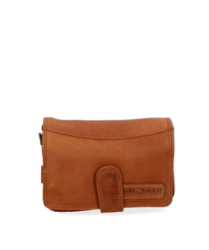 Bolso bandolera para hombre. El cierre es con botón magnético. Los bolsillos internos tienen cremallera y tarjetero. Los bolsillos exteriores son uno trasero con clip. La bandolera es ajustable y extraíble en piel. Falta el mango. Hay un compartimento interno. El material exterior es auténtica piel de becerro engrasada. Internamente está forrado en tejido 70% algodón - 30% poliéster. Medidas: 20x11x10 cm. Producto de moda