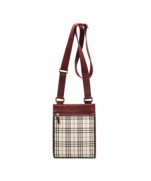 Burberry Tassen Small Flat Crossbody  Schoudertas in de Beige/Rood Doek in de Goud  hardware. Het product is in In Uitstekende Staat (A).
  Afmetingen: 19x24x3 cm 
  Inclusief accessoires: 
      
  BrandCo Paris vindt zeldzame artikelen in de beste staat voor ongelooflijke prijzen. Het is de moeite waard om geduldig te zijn! Koop met vertrouwen: alle artikelen van BrandCo Paris worden zorgvuldig geselecteerd en geverifieerd door ons team van experts.

  Alle artikelen worden geleverd met een certificaat van echtheid en verpakt door BrandCo Paris.

  Classificatietabel voor de conditie van het artikel:

  N (als nieuw)
  AA (perfecte staat)
  A (uitstekende staat)
  AB (zeer goede staat)
  B (goede/redelijke staat)