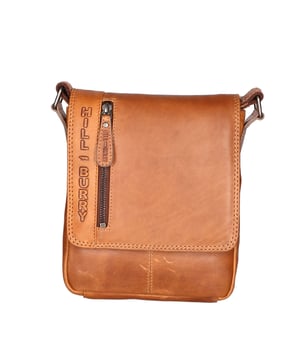 Bolso bandolera para hombre. El cierre es con botón magnético. Los bolsillos internos son uno con cremallera y otro abierto. Los bolsillos externos son dos delanteros con cremallera y uno trasero con cremallera. La bandolera es ajustable en piel. Falta el mango. Hay un compartimento interno. El material exterior es auténtica piel de becerro engrasada. Internamente está forrado en tejido 70% algodón - 30% poliéster. Medidas: 20x24x5 cm. Producto de moda