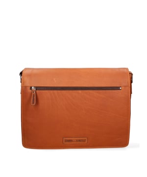 Bolso bandolera para hombre. El cierre es con botón magnético. Faltan bolsillos internos. Los bolsillos externos son uno delantero con cremallera y otro trasero con cremallera. La bandolera es ajustable en piel. Falta el mango. Hay dos compartimentos internos. El material exterior es auténtica piel de becerro engrasada. Internamente está forrado en tejido 70% algodón - 30% poliéster. Medidas: 40x31x12 cm. Producto de moda
