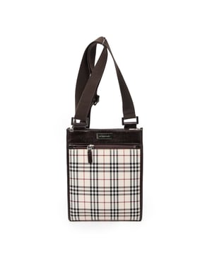 Burberry Bolsas Small Flat Crossbody  Bolso bandolera en Beige/Marrón Lienzo y Plata hardware. El producto está en en Excelentes Condiciones (A).
  Dimensiones: 19x25x4 cm 
  Accesorios incluidos: 
    
  BrandCo Paris encuentra artículos raros y en las mejores condiciones a precios increíbles. ¡Vale la pena tener paciencia! Compra con confianza: todos los artículos de BrandCo Paris son seleccionados y autenticados cuidadosamente por nuestro equipo de expertos.
  Todos los artículos vienen con un certificado de autenticidad y un embalaje entregado por BrandCo Paris.
  Tabla de clasificación de la condición del artículo
  N (como nuevo)
  AA (perfecto estado)
  A (excelente estado)
  AB (muy buen estado)
  B (bueno/regular)