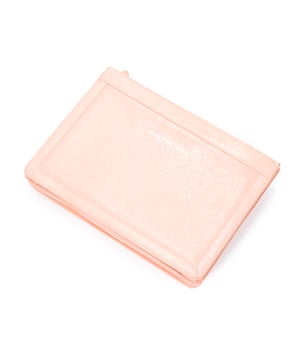 Balenciaga Bolsas Pochette Crossbody  Bolso bandolera en Rosa Piel de becerro y Plata hardware. El producto está en en Excelentes Condiciones (A).
  Dimensiones: 26x19x3 cm 
  Accesorios incluidos: None
    
  BrandCo Paris encuentra artículos raros y en las mejores condiciones a precios increíbles. ¡Vale la pena tener paciencia! Compra con confianza: todos los artículos de BrandCo Paris son seleccionados y autenticados cuidadosamente por nuestro equipo de expertos.
  Todos los artículos vienen con un certificado de autenticidad y un embalaje entregado por BrandCo Paris.
  Tabla de clasificación de la condición del artículo
  N (como nuevo)
  AA (perfecto estado)
  A (excelente estado)
  AB (muy buen estado)
  B (bueno/regular)