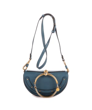 Chloe Bolsas Nile Crossbody  Bolso bandolera en Azul Piel de becerro y Oro hardware. El producto está en en Excelentes Condiciones (A).
  Dimensiones: 20x11x6 cm 
  Accesorios incluidos: Strap
    
  BrandCo Paris encuentra artículos raros y en las mejores condiciones a precios increíbles. ¡Vale la pena tener paciencia! Compra con confianza: todos los artículos de BrandCo Paris son seleccionados y autenticados cuidadosamente por nuestro equipo de expertos.
  Todos los artículos vienen con un certificado de autenticidad y un embalaje entregado por BrandCo Paris.
  Tabla de clasificación de la condición del artículo
  N (como nuevo)
  AA (perfecto estado)
  A (excelente estado)
  AB (muy buen estado)
  B (bueno/regular)