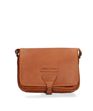 Bolso bandolera para hombre. El cierre es con botón magnético. Los bolsillos internos son uno con cremallera y otro abierto. Los bolsillos externos son uno en la espalda con cremallera. La bandolera es ajustable en piel. Falta el mango. Hay dos compartimentos internos. El material exterior es auténtica piel de becerro engrasada. Internamente está forrado en tejido 70% algodón - 30% poliéster. Medidas: 24x19x7 cm. Producto de moda