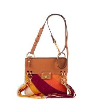 Chloe Bolsas Jane Small Tassel Crossbody  Bolso bandolera en Marrón/Naranja/Fucsia Piel de becerro y Oro hardware. El producto está en en Excelentes Condiciones (A).
  Dimensiones: 20x17x0 cm 
  Accesorios incluidos: Strap, Dustbag
    Condición Notes: Light stain mark inside
  BrandCo Paris encuentra artículos raros y en las mejores condiciones a precios increíbles. ¡Vale la pena tener paciencia! Compra con confianza: todos los artículos de BrandCo Paris son seleccionados y autenticados cuidadosamente por nuestro equipo de expertos.
  Todos los artículos vienen con un certificado de autenticidad y un embalaje entregado por BrandCo Paris.
  Tabla de clasificación de la condición del artículo
  N (como nuevo)
  AA (perfecto estado)
  A (excelente estado)
  AB (muy buen estado)
  B (bueno/regular)