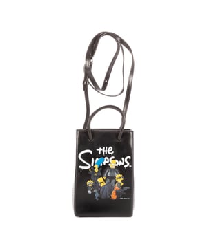 Balenciaga Bolsas Simpsons Edition Crossbody Pochette  Bolso bandolera en Negro Piel de becerro y Plata hardware. El producto está en en Perfectas Condiciones (AA).
  Dimensiones: 12x18x5 cm 
  Accesorios incluidos: Dustbag
    
  BrandCo Paris encuentra artículos raros y en las mejores condiciones a precios increíbles. ¡Vale la pena tener paciencia! Compra con confianza: todos los artículos de BrandCo Paris son seleccionados y autenticados cuidadosamente por nuestro equipo de expertos.
  Todos los artículos vienen con un certificado de autenticidad y un embalaje entregado por BrandCo Paris.
  Tabla de clasificación de la condición del artículo
  N (como nuevo)
  AA (perfecto estado)
  A (excelente estado)
  AB (muy buen estado)
  B (bueno/regular)