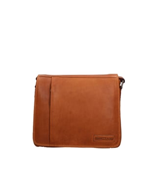 Bolso bandolera para hombre. El cierre es con botón magnético. Los bolsillos internos son dos con cremallera y dos abiertos. Los bolsillos externos son un bolsillo con cremallera y un bolsillo frontal abierto y un bolsillo trasero con cremallera. La bandolera es ajustable en piel. Falta el mango. Hay dos compartimentos internos. El material exterior es auténtica piel de becerro engrasada. Internamente está forrado en tejido 70% algodón - 30% poliéster. Medidas: 32x28x10 cm. Producto de moda