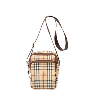 Burberry Tassen Small Front Pocket Crossbody  Schoudertas in de Beige/Bruin Gecoat canvas in de Goud  hardware. Het product is in In Uitstekende Staat (A).
  Afmetingen: 18x23x9 cm 
  Inclusief accessoires: 
      
  BrandCo Paris vindt zeldzame artikelen in de beste staat voor ongelooflijke prijzen. Het is de moeite waard om geduldig te zijn! Koop met vertrouwen: alle artikelen van BrandCo Paris worden zorgvuldig geselecteerd en geverifieerd door ons team van experts.

  Alle artikelen worden geleverd met een certificaat van echtheid en verpakt door BrandCo Paris.

  Classificatietabel voor de conditie van het artikel:

  N (als nieuw)
  AA (perfecte staat)
  A (uitstekende staat)
  AB (zeer goede staat)
  B (goede/redelijke staat)