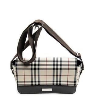 Burberry Tassen Small Flap Crossbody  Schoudertas in de Beige/Donkerbruin Doek in de Zilver  hardware. Het product is in In Uitstekende Staat (A).
  Afmetingen: 23x14x6 cm 
  Inclusief accessoires: 
      
  BrandCo Paris vindt zeldzame artikelen in de beste staat voor ongelooflijke prijzen. Het is de moeite waard om geduldig te zijn! Koop met vertrouwen: alle artikelen van BrandCo Paris worden zorgvuldig geselecteerd en geverifieerd door ons team van experts.

  Alle artikelen worden geleverd met een certificaat van echtheid en verpakt door BrandCo Paris.

  Classificatietabel voor de conditie van het artikel:

  N (als nieuw)
  AA (perfecte staat)
  A (uitstekende staat)
  AB (zeer goede staat)
  B (goede/redelijke staat)