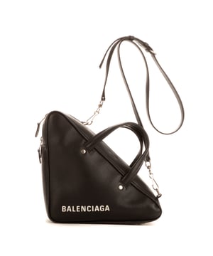 Balenciaga Bolsas Triangle  Bolso en Negro Piel de becerro y Plata hardware. El producto está en en Perfectas Condiciones (AA).
  Dimensiones: 23x23x8 cm 
  Accesorios incluidos: Strap
    
  BrandCo Paris encuentra artículos raros y en las mejores condiciones a precios increíbles. ¡Vale la pena tener paciencia! Compra con confianza: todos los artículos de BrandCo Paris son seleccionados y autenticados cuidadosamente por nuestro equipo de expertos.
  Todos los artículos vienen con un certificado de autenticidad y un embalaje entregado por BrandCo Paris.
  Tabla de clasificación de la condición del artículo
  N (como nuevo)
  AA (perfecto estado)
  A (excelente estado)
  AB (muy buen estado)
  B (bueno/regular)