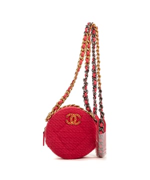 Chanel Bolsas Round Chain Crossbody  Bolso bandolera en Rosa Lienzo y Oro/Plata/Bronce de cañón hardware. El producto está en en Perfectas Condiciones (AA).
  Dimensiones: 12x12x5 cm 
  Accesorios incluidos: Sticker, Box
    
  BrandCo Paris encuentra artículos raros y en las mejores condiciones a precios increíbles. ¡Vale la pena tener paciencia! Compra con confianza: todos los artículos de BrandCo Paris son seleccionados y autenticados cuidadosamente por nuestro equipo de expertos.
  Todos los artículos vienen con un certificado de autenticidad y un embalaje entregado por BrandCo Paris.
  Tabla de clasificación de la condición del artículo
  N (como nuevo)
  AA (perfecto estado)
  A (excelente estado)
  AB (muy buen estado)
  B (bueno/regular)