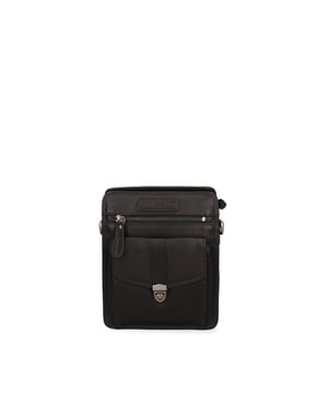 Bolso bandolera para hombre. El cierre es con cremallera. Hay dos bolsillos internos con cremalleras. Los bolsillos externos son uno frontal con cremallera, otro frontal con cierre a presión y otro trasero con cremallera. La bandolera es ajustable y extraíble en piel. Falta el mango. Hay dos compartimentos internos. El material exterior es auténtica piel de becerro engrasada. Internamente está forrado en tejido 70% algodón - 30% poliéster. Medidas: 22,5x18x9 cm. Producto de moda