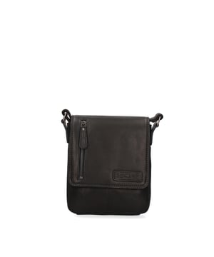 Bolso bandolera para hombre. El cierre es con cremallera. Los bolsillos internos son uno con cremallera y otro abierto. Los bolsillos externos son dos delanteros con cremallera y uno trasero con cremallera. La bandolera es ajustable en piel. Falta el mango. Hay un compartimento interno. El material exterior es auténtica piel de becerro engrasada. Internamente está forrado en tejido 70% algodón - 30% poliéster. Medidas: 26x30x8 cm. Producto de moda