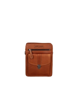 Bolso bandolera para hombre. El cierre es con cremallera. Hay dos bolsillos internos con cremalleras. Los bolsillos externos son uno frontal con cremallera, otro frontal con cierre a presión y otro trasero con cremallera. La bandolera es ajustable y extraíble en piel. Falta el mango. Hay dos compartimentos internos. El material exterior es auténtica piel de becerro engrasada. Internamente está forrado en tejido 70% algodón - 30% poliéster. Medidas: 22,5x18x9 cm. Producto de moda
