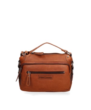 Bolso bandolera para hombre. El cierre es con cremallera. Los bolsillos internos son uno con cremallera y otro abierto. Los bolsillos externos son dos abiertos en la parte delantera y uno en la parte trasera con cremallera. La bandolera es ajustable en piel. Falta el mango. Hay un compartimento interno. El material exterior es auténtica piel de becerro engrasada. Internamente está forrado en tejido 70% algodón - 30% poliéster. Medidas: 26x19x10 cm. Producto de moda