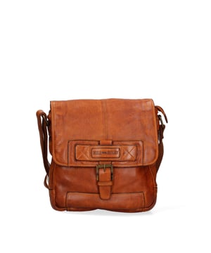 Bolso bandolera para hombre. El cierre es con botón magnético. Hay dos bolsillos internos con cremalleras. Los bolsillos externos son uno delantero con cremallera y otro trasero con cremallera. La bandolera es ajustable en piel. Falta el mango. Hay dos compartimentos internos. El material exterior es auténtica piel de becerro engrasada. Internamente está forrado en tejido 70% algodón - 30% poliéster. Medidas: 26x31x8 cm. Producto de moda