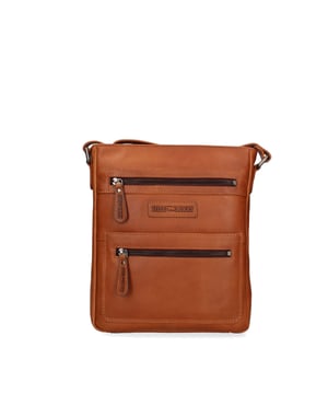 Bolso bandolera para hombre. El cierre es con cremallera. Los bolsillos internos son uno con cremallera y otro abierto. Los bolsillos externos son dos delanteros con cremallera y uno trasero con cremallera. La bandolera es ajustable en piel. Falta el mango. Hay un compartimento interno. El material exterior es auténtica piel de becerro engrasada. Internamente está forrado en tejido 70% algodón - 30% poliéster. Medidas: 23x29x6 cm. Producto de moda