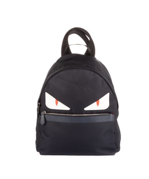 Fendi Bolsas Monster Backpack  Mochila en Azul marino Lienzo y Plata hardware. El producto está en en Perfectas Condiciones (AA).
  Dimensiones: 34x33x15 cm 
  Accesorios incluidos: None
    
  BrandCo Paris encuentra artículos raros y en las mejores condiciones a precios increíbles. ¡Vale la pena tener paciencia! Compra con confianza: todos los artículos de BrandCo Paris son seleccionados y autenticados cuidadosamente por nuestro equipo de expertos.
  Todos los artículos vienen con un certificado de autenticidad y un embalaje entregado por BrandCo Paris.
  Tabla de clasificación de la condición del artículo
  N (como nuevo)
  AA (perfecto estado)
  A (excelente estado)
  AB (muy buen estado)
  B (bueno/regular)