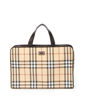 Burberry Bolsas Business Documents Handbag  Bolso en Beige/Marrón Oscuro Lona recubierta y Plata hardware. El producto está en en Excelentes Condiciones (A).
  Dimensiones: 36x24x8 cm 
  Accesorios incluidos: 
    Condición Notes: slightly worn handles
  BrandCo Paris encuentra artículos raros y en las mejores condiciones a precios increíbles. ¡Vale la pena tener paciencia! Compra con confianza: todos los artículos de BrandCo Paris son seleccionados y autenticados cuidadosamente por nuestro equipo de expertos.
  Todos los artículos vienen con un certificado de autenticidad y un embalaje entregado por BrandCo Paris.
  Tabla de clasificación de la condición del artículo
  N (como nuevo)
  AA (perfecto estado)
  A (excelente estado)
  AB (muy buen estado)
  B (bueno/regular)
