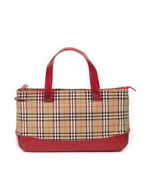 Burberry Bolsas Horizontal Zip Tote  Bolso en Beige/Rojo Lienzo y Oro hardware. El producto está en en Excelentes Condiciones (A).
  Dimensiones: 34x19x10 cm 
  Accesorios incluidos: Charm
    Condición Notes: slight worn handles
  BrandCo Paris encuentra artículos raros y en las mejores condiciones a precios increíbles. ¡Vale la pena tener paciencia! Compra con confianza: todos los artículos de BrandCo Paris son seleccionados y autenticados cuidadosamente por nuestro equipo de expertos.
  Todos los artículos vienen con un certificado de autenticidad y un embalaje entregado por BrandCo Paris.
  Tabla de clasificación de la condición del artículo
  N (como nuevo)
  AA (perfecto estado)
  A (excelente estado)
  AB (muy buen estado)
  B (bueno/regular)