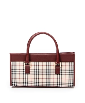 Burberry Bolsas Small Rectangular Tote  Bolso en Beige/Burdeos Lienzo y Oro hardware. El producto está en en Excelentes Condiciones (A).
  Dimensiones: 29.5x15x8 cm 
  Accesorios incluidos: 
    
  BrandCo Paris encuentra artículos raros y en las mejores condiciones a precios increíbles. ¡Vale la pena tener paciencia! Compra con confianza: todos los artículos de BrandCo Paris son seleccionados y autenticados cuidadosamente por nuestro equipo de expertos.
  Todos los artículos vienen con un certificado de autenticidad y un embalaje entregado por BrandCo Paris.
  Tabla de clasificación de la condición del artículo
  N (como nuevo)
  AA (perfecto estado)
  A (excelente estado)
  AB (muy buen estado)
  B (bueno/regular)