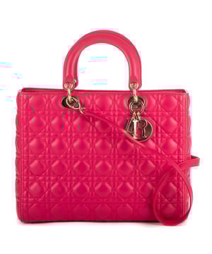 Dior Bolsas Large Lady Dior Zip GM Bolso en Rosa Piel de becerro y Oro hardware. El producto está en en Excelentes Condiciones (A).
  Dimensiones: 32x26x0 cm 
  Accesorios incluidos: Strap
    
  BrandCo Paris encuentra artículos raros y en las mejores condiciones a precios increíbles. ¡Vale la pena tener paciencia! Compra con confianza: todos los artículos de BrandCo Paris son seleccionados y autenticados cuidadosamente por nuestro equipo de expertos.
  Todos los artículos vienen con un certificado de autenticidad y un embalaje entregado por BrandCo Paris.
  Tabla de clasificación de la condición del artículo
  N (como nuevo)
  AA (perfecto estado)
  A (excelente estado)
  AB (muy buen estado)
  B (bueno/regular)