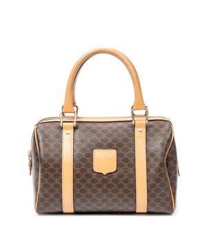 Celine Bolsas Vintage Mini Boston  Bolso en Beige/Marrón Lona recubierta y Oro hardware. El producto está en en Excelentes Condiciones (A).
  Dimensiones: 25.5x17x13 cm 
  Accesorios incluidos: Strap
    
  BrandCo Paris encuentra artículos raros y en las mejores condiciones a precios increíbles. ¡Vale la pena tener paciencia! Compra con confianza: todos los artículos de BrandCo Paris son seleccionados y autenticados cuidadosamente por nuestro equipo de expertos.
  Todos los artículos vienen con un certificado de autenticidad y un embalaje entregado por BrandCo Paris.
  Tabla de clasificación de la condición del artículo
  N (como nuevo)
  AA (perfecto estado)
  A (excelente estado)
  AB (muy buen estado)
  B (bueno/regular)