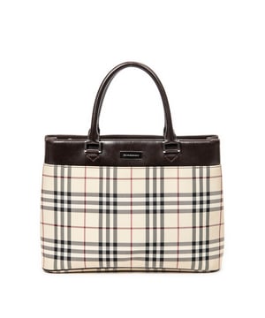 Burberry Bolsas Medium Open Tote  Bolso en Beige/Marrón Oscuro Lienzo y Plata hardware. El producto está en en Excelentes Condiciones (A).
  Dimensiones: 32x24x8.5 cm 
  Accesorios incluidos: 
    
  BrandCo Paris encuentra artículos raros y en las mejores condiciones a precios increíbles. ¡Vale la pena tener paciencia! Compra con confianza: todos los artículos de BrandCo Paris son seleccionados y autenticados cuidadosamente por nuestro equipo de expertos.
  Todos los artículos vienen con un certificado de autenticidad y un embalaje entregado por BrandCo Paris.
  Tabla de clasificación de la condición del artículo
  N (como nuevo)
  AA (perfecto estado)
  A (excelente estado)
  AB (muy buen estado)
  B (bueno/regular)