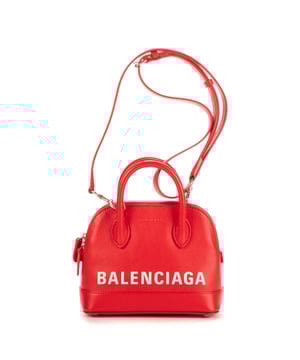 Balenciaga Bolsas Ville XXS  Bolso en Rojo Piel de becerro y Plata hardware. El producto está en en Perfectas Condiciones (AA).
  Dimensiones: 18x14x8 cm 
  Accesorios incluidos: Strap
    
  BrandCo Paris encuentra artículos raros y en las mejores condiciones a precios increíbles. ¡Vale la pena tener paciencia! Compra con confianza: todos los artículos de BrandCo Paris son seleccionados y autenticados cuidadosamente por nuestro equipo de expertos.
  Todos los artículos vienen con un certificado de autenticidad y un embalaje entregado por BrandCo Paris.
  Tabla de clasificación de la condición del artículo
  N (como nuevo)
  AA (perfecto estado)
  A (excelente estado)
  AB (muy buen estado)
  B (bueno/regular)