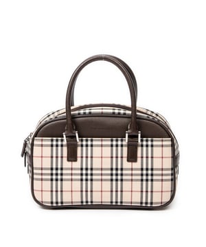 Burberry Bolsas Small Boston  Bolso en Beige/Marrón Lienzo y Plata hardware. El producto está en en Excelentes Condiciones (A).
  Dimensiones: 25x17x10 cm 
  Accesorios incluidos: 
    
  BrandCo Paris encuentra artículos raros y en las mejores condiciones a precios increíbles. ¡Vale la pena tener paciencia! Compra con confianza: todos los artículos de BrandCo Paris son seleccionados y autenticados cuidadosamente por nuestro equipo de expertos.
  Todos los artículos vienen con un certificado de autenticidad y un embalaje entregado por BrandCo Paris.
  Tabla de clasificación de la condición del artículo
  N (como nuevo)
  AA (perfecto estado)
  A (excelente estado)
  AB (muy buen estado)
  B (bueno/regular)