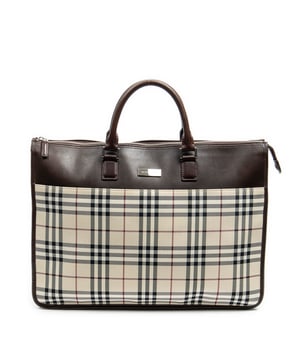 Burberry Bolsas Vintage Zip Briefcase  Bolso en Beige/Marrón Oscuro Lienzo y Plata hardware. El producto está en en Excelentes Condiciones (A).
  Dimensiones: 42x21x10 cm 
  Accesorios incluidos: 
    Condición Notes: slight scratches on brown leather
  BrandCo Paris encuentra artículos raros y en las mejores condiciones a precios increíbles. ¡Vale la pena tener paciencia! Compra con confianza: todos los artículos de BrandCo Paris son seleccionados y autenticados cuidadosamente por nuestro equipo de expertos.
  Todos los artículos vienen con un certificado de autenticidad y un embalaje entregado por BrandCo Paris.
  Tabla de clasificación de la condición del artículo
  N (como nuevo)
  AA (perfecto estado)
  A (excelente estado)
  AB (muy buen estado)
  B (bueno/regular)