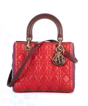 Dior Bolsas Medium Lady Dior Zip PM Bolso en Rojo/Morado Piel de becerro y Oro hardware. El producto está en en Perfectas Condiciones (AA).
  Dimensiones: 24x21x12 cm 
  Accesorios incluidos: "Strap, Card, Dustbag"
    
  BrandCo Paris encuentra artículos raros y en las mejores condiciones a precios increíbles. ¡Vale la pena tener paciencia! Compra con confianza: todos los artículos de BrandCo Paris son seleccionados y autenticados cuidadosamente por nuestro equipo de expertos.
  Todos los artículos vienen con un certificado de autenticidad y un embalaje entregado por BrandCo Paris.
  Tabla de clasificación de la condición del artículo
  N (como nuevo)
  AA (perfecto estado)
  A (excelente estado)
  AB (muy buen estado)
  B (bueno/regular)