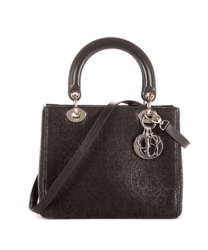 Dior Taschen Ltd Ed. Lady Laced  Handtasche und Schwarz Kalbsleder und Silber hardware. Das Produkt ist auf In Uitstekende Staat (A).
  Abmessungen: 24x19x12 cm 
  Zubehör inklusive: Strap
  
  BrandCo Paris hat seltene Artikel und die besten Konditionen zu unglaublichen Preisen vorgestellt. ¡Vale la pena tener paciencia! Kaufen Sie mit Vertrauen: Alle Artikel von BrandCo Paris sind von unserem Expertenteam ausgewählt und authentisch.
  Alle Artikel enthalten ein Echtheitszertifikat und wurden von BrandCo Paris übernommen.
  Tabelle zur Klassifizierung des Artikelzustands
  N (wie neu)
  AA (perfekter Zustand)
  A (ausgezeichneter Zustand)
  AB (sehr guter Zustand)
  B (gut/mittelmäßig)