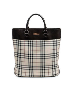 Burberry Tassen Flat Tall Tote  Handtas in de Beige/Donkerbruin Doek in de Zilver  hardware. Het product is in In Uitstekende Staat (A).
  Afmetingen: 36x38x2 cm 
  Inclusief accessoires: 
      Conditie Notes: light scratches on exterior leather
  BrandCo Paris vindt zeldzame artikelen in de beste staat voor ongelooflijke prijzen. Het is de moeite waard om geduldig te zijn! Koop met vertrouwen: alle artikelen van BrandCo Paris worden zorgvuldig geselecteerd en geverifieerd door ons team van experts.

  Alle artikelen worden geleverd met een certificaat van echtheid en verpakt door BrandCo Paris.

  Classificatietabel voor de conditie van het artikel:

  N (als nieuw)
  AA (perfecte staat)
  A (uitstekende staat)
  AB (zeer goede staat)
  B (goede/redelijke staat)