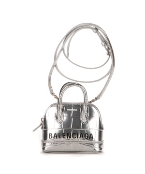 Balenciaga Bolsas Mini Ville Mini Bolso en Plata Piel de becerro y Asa plateada y correa ajustable extraíble hardware. El producto está en en Perfectas Condiciones (AA).
  Dimensiones: 12x10x5 cm 
  Accesorios incluidos: Strap, Dust
    
  BrandCo Paris encuentra artículos raros y en las mejores condiciones a precios increíbles. ¡Vale la pena tener paciencia! Compra con confianza: todos los artículos de BrandCo Paris son seleccionados y autenticados cuidadosamente por nuestro equipo de expertos.
  Todos los artículos vienen con un certificado de autenticidad y un embalaje entregado por BrandCo Paris.
  Tabla de clasificación de la condición del artículo
  N (como nuevo)
  AA (perfecto estado)
  A (excelente estado)
  AB (muy buen estado)
  B (bueno/regular)