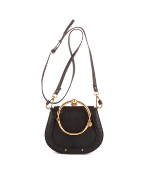 Chloe Bolsas Nile Top Handle  Bolso en Negro Piel de becerro y Oro hardware. El producto está en en Excelentes Condiciones (A).
  Dimensiones: 19x15x7 cm 
  Accesorios incluidos: "Strap, Dustbag"
    
  BrandCo Paris encuentra artículos raros y en las mejores condiciones a precios increíbles. ¡Vale la pena tener paciencia! Compra con confianza: todos los artículos de BrandCo Paris son seleccionados y autenticados cuidadosamente por nuestro equipo de expertos.
  Todos los artículos vienen con un certificado de autenticidad y un embalaje entregado por BrandCo Paris.
  Tabla de clasificación de la condición del artículo
  N (como nuevo)
  AA (perfecto estado)
  A (excelente estado)
  AB (muy buen estado)
  B (bueno/regular)