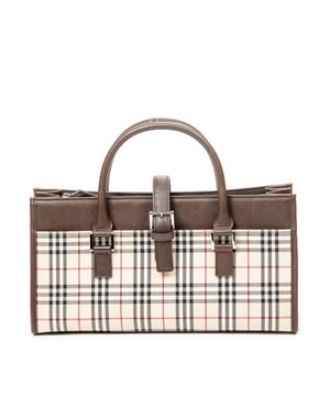 Burberry Tassen Rectangular Open Tote  Handtas in de Beige/Bruin Doek in de Zilver  hardware. Het product is in In Uitstekende Staat (A).
  Afmetingen: 32x16.5x10.5 cm 
  Inclusief accessoires: 
      Conditie Notes: slight scratches on leather lining
  BrandCo Paris vindt zeldzame artikelen in de beste staat voor ongelooflijke prijzen. Het is de moeite waard om geduldig te zijn! Koop met vertrouwen: alle artikelen van BrandCo Paris worden zorgvuldig geselecteerd en geverifieerd door ons team van experts.

  Alle artikelen worden geleverd met een certificaat van echtheid en verpakt door BrandCo Paris.

  Classificatietabel voor de conditie van het artikel:

  N (als nieuw)
  AA (perfecte staat)
  A (uitstekende staat)
  AB (zeer goede staat)
  B (goede/redelijke staat)