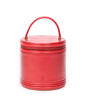 Louis Vuitton Bolsas Cannes Vanity Bag  Bolso en Rojo Piel de becerro y Latón dorado hardware. El producto está en en Excelentes Condiciones (A).
  Dimensiones: 19x19x18 cm 
  Accesorios incluidos: 
    
  BrandCo Paris encuentra artículos raros y en las mejores condiciones a precios increíbles. ¡Vale la pena tener paciencia! Compra con confianza: todos los artículos de BrandCo Paris son seleccionados y autenticados cuidadosamente por nuestro equipo de expertos.
  Todos los artículos vienen con un certificado de autenticidad y un embalaje entregado por BrandCo Paris.
  Tabla de clasificación de la condición del artículo
  N (como nuevo)
  AA (perfecto estado)
  A (excelente estado)
  AB (muy buen estado)
  B (bueno/regular)