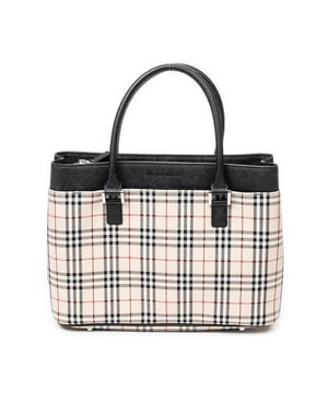 Burberry Bolsas Small Square Tote  Bolso en Beige/Negro Lienzo y Plata hardware. El producto está en en Perfectas Condiciones (AA).
  Dimensiones: 31x23x8 cm 
  Accesorios incluidos: 
    
  BrandCo Paris encuentra artículos raros y en las mejores condiciones a precios increíbles. ¡Vale la pena tener paciencia! Compra con confianza: todos los artículos de BrandCo Paris son seleccionados y autenticados cuidadosamente por nuestro equipo de expertos.
  Todos los artículos vienen con un certificado de autenticidad y un embalaje entregado por BrandCo Paris.
  Tabla de clasificación de la condición del artículo
  N (como nuevo)
  AA (perfecto estado)
  A (excelente estado)
  AB (muy buen estado)
  B (bueno/regular)