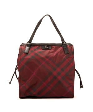 Burberry Bolsas Buckleigh  Bolso en Burdeos Lienzo y Plata Oscura hardware. El producto está en en Excelentes Condiciones (A).
  Dimensiones: 33x38x10 cm 
  Accesorios incluidos: NONE
    
  BrandCo Paris encuentra artículos raros y en las mejores condiciones a precios increíbles. ¡Vale la pena tener paciencia! Compra con confianza: todos los artículos de BrandCo Paris son seleccionados y autenticados cuidadosamente por nuestro equipo de expertos.
  Todos los artículos vienen con un certificado de autenticidad y un embalaje entregado por BrandCo Paris.
  Tabla de clasificación de la condición del artículo
  N (como nuevo)
  AA (perfecto estado)
  A (excelente estado)
  AB (muy buen estado)
  B (bueno/regular)