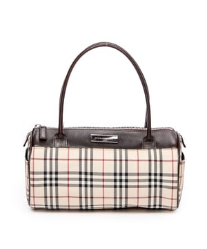 Burberry Bolsas Mini Barrel Boston  Bolso en Beige/Marrón Lienzo y Plata hardware. El producto está en en Excelentes Condiciones (A).
  Dimensiones: 22x11x11 cm 
  Accesorios incluidos: 
    
  BrandCo Paris encuentra artículos raros y en las mejores condiciones a precios increíbles. ¡Vale la pena tener paciencia! Compra con confianza: todos los artículos de BrandCo Paris son seleccionados y autenticados cuidadosamente por nuestro equipo de expertos.
  Todos los artículos vienen con un certificado de autenticidad y un embalaje entregado por BrandCo Paris.
  Tabla de clasificación de la condición del artículo
  N (como nuevo)
  AA (perfecto estado)
  A (excelente estado)
  AB (muy buen estado)
  B (bueno/regular)