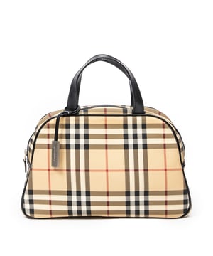 Burberry Bolsas Mini Bowler  Bolso en Beige/Negro Lona recubierta y Plata hardware. El producto está en en Excelentes Condiciones (A).
  Dimensiones: 30x18x9 cm 
  Accesorios incluidos: Charm
    
  BrandCo Paris encuentra artículos raros y en las mejores condiciones a precios increíbles. ¡Vale la pena tener paciencia! Compra con confianza: todos los artículos de BrandCo Paris son seleccionados y autenticados cuidadosamente por nuestro equipo de expertos.
  Todos los artículos vienen con un certificado de autenticidad y un embalaje entregado por BrandCo Paris.
  Tabla de clasificación de la condición del artículo
  N (como nuevo)
  AA (perfecto estado)
  A (excelente estado)
  AB (muy buen estado)
  B (bueno/regular)