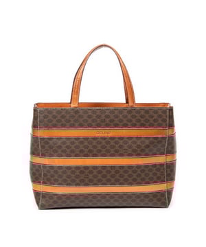 Celine Bolsas Small Square Tote  Bolso en Marrón Lona recubierta y Oro hardware. El producto está en en Excelentes Condiciones (A).
  Dimensiones: 30x23.5x10.5 cm 
  Accesorios incluidos: 
    
  BrandCo Paris encuentra artículos raros y en las mejores condiciones a precios increíbles. ¡Vale la pena tener paciencia! Compra con confianza: todos los artículos de BrandCo Paris son seleccionados y autenticados cuidadosamente por nuestro equipo de expertos.
  Todos los artículos vienen con un certificado de autenticidad y un embalaje entregado por BrandCo Paris.
  Tabla de clasificación de la condición del artículo
  N (como nuevo)
  AA (perfecto estado)
  A (excelente estado)
  AB (muy buen estado)
  B (bueno/regular)