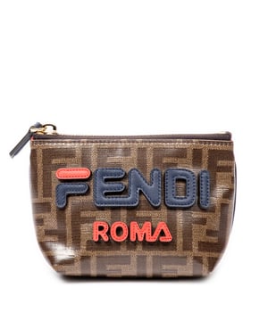 Fendi Bolsas Fendi x Fila Collab Zippy Coin Pouch  Bolso en Marrón Lona recubierta y Oro hardware. El producto está en en Perfectas Condiciones (AA).
  Dimensiones: 12x10x6 cm 
  Accesorios incluidos: Dustbag
    
  BrandCo Paris encuentra artículos raros y en las mejores condiciones a precios increíbles. ¡Vale la pena tener paciencia! Compra con confianza: todos los artículos de BrandCo Paris son seleccionados y autenticados cuidadosamente por nuestro equipo de expertos.
  Todos los artículos vienen con un certificado de autenticidad y un embalaje entregado por BrandCo Paris.
  Tabla de clasificación de la condición del artículo
  N (como nuevo)
  AA (perfecto estado)
  A (excelente estado)
  AB (muy buen estado)
  B (bueno/regular)