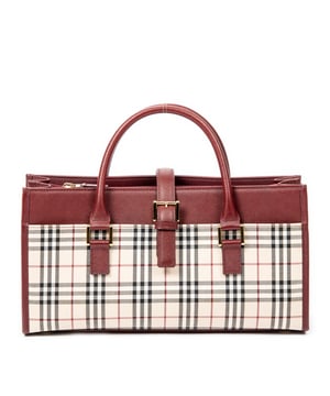Burberry Bolsas Rectangular Tote  Bolso en Beige/Granate Lienzo y Oro hardware. El producto está en en Excelentes Condiciones (A).
  Dimensiones: 32x17x10 cm 
  Accesorios incluidos: 
    
  BrandCo Paris encuentra artículos raros y en las mejores condiciones a precios increíbles. ¡Vale la pena tener paciencia! Compra con confianza: todos los artículos de BrandCo Paris son seleccionados y autenticados cuidadosamente por nuestro equipo de expertos.
  Todos los artículos vienen con un certificado de autenticidad y un embalaje entregado por BrandCo Paris.
  Tabla de clasificación de la condición del artículo
  N (como nuevo)
  AA (perfecto estado)
  A (excelente estado)
  AB (muy buen estado)
  B (bueno/regular)