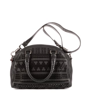 Louboutin Bolsas Panettone Small Boston  Bolso en Negro Piel de becerro y Plata hardware. El producto está en en Excelentes Condiciones (A).
  Dimensiones: 28x20x13 cm 
  Accesorios incluidos: "Strap, Booklet, Dustbag"
    
  BrandCo Paris encuentra artículos raros y en las mejores condiciones a precios increíbles. ¡Vale la pena tener paciencia! Compra con confianza: todos los artículos de BrandCo Paris son seleccionados y autenticados cuidadosamente por nuestro equipo de expertos.
  Todos los artículos vienen con un certificado de autenticidad y un embalaje entregado por BrandCo Paris.
  Tabla de clasificación de la condición del artículo
  N (como nuevo)
  AA (perfecto estado)
  A (excelente estado)
  AB (muy buen estado)
  B (bueno/regular)